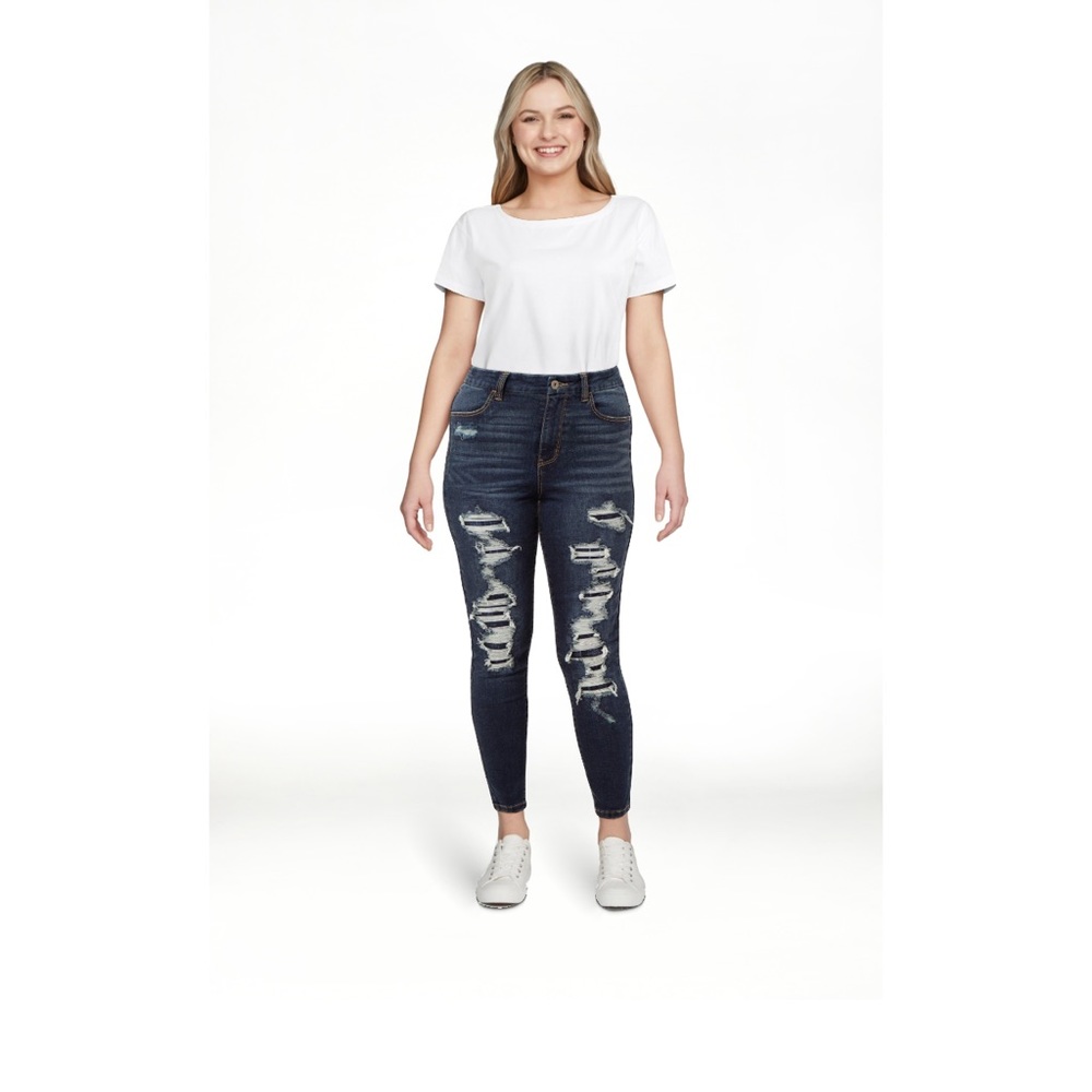 No Boundaries skinny distressed jeans